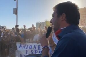Figuraccia Salvini a Mondragone, salta comizio e attacca: “Centri sociali al servizio della camorra”