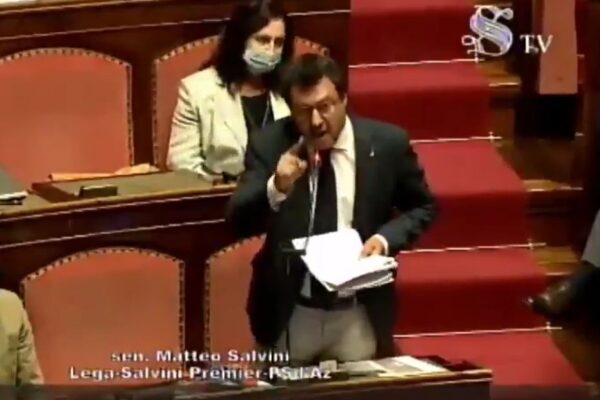 Il comico lapsus di Salvini: “Porti aperti salvano vite, porti chiusi condannano a morte”