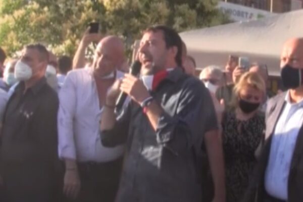 [VIDEO] Mondragone, arriva Salvini e scoppia il caos: comizio interrotto
