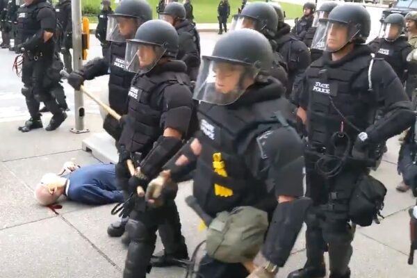 George Floyd, la violenza della polizia a Buffalo: scaraventano a terra anziano, agenti sospesi