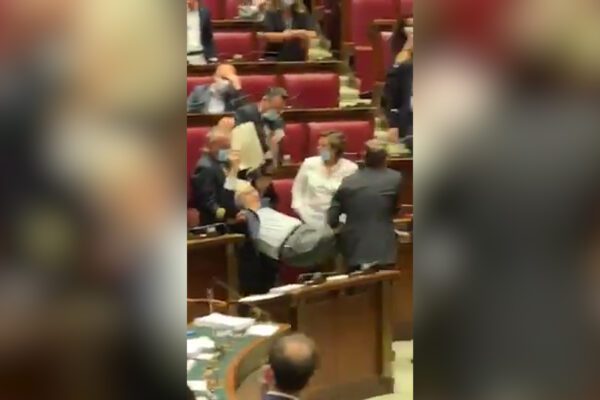 Vittorio Sgarbi espulso e portato di peso fuori dalla Camera