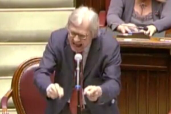 Sgarbi attacca Speranza e il Governo: “Il coronavirus è morto, raccontate balle”