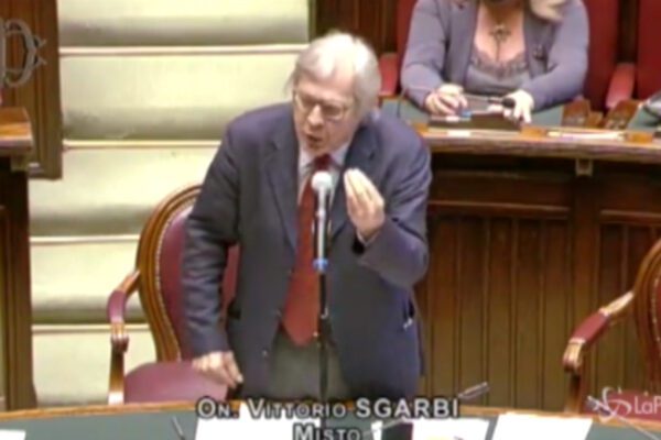 Sgarbi contro Speranza: “Lei non ha detto una sola verità”