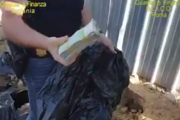 Un milione di euro seppelliti in una discarica: “Sembra Breaking Bad o Narcos”