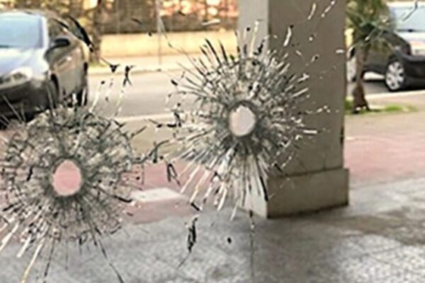 Bomba e raffica di spari contro abitazione, notte di terrore a Casoria