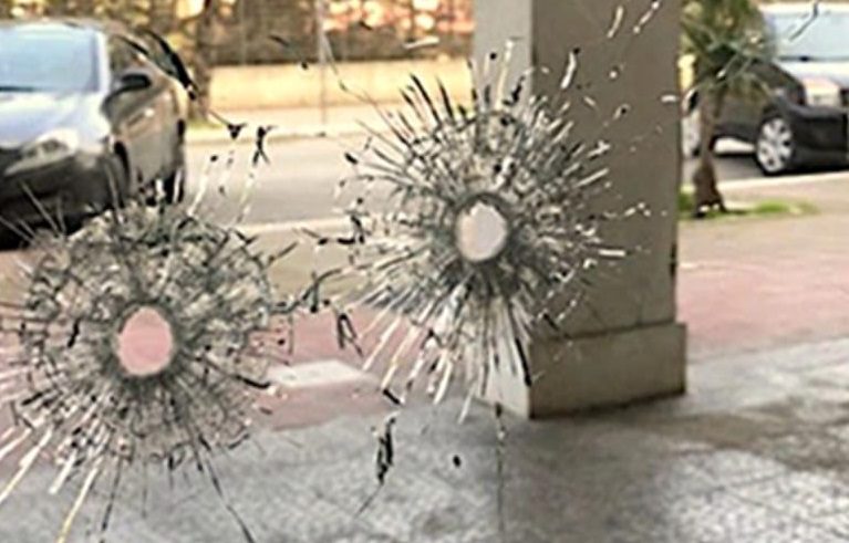 Bomba e raffica di spari contro abitazione, notte di terrore a Casoria