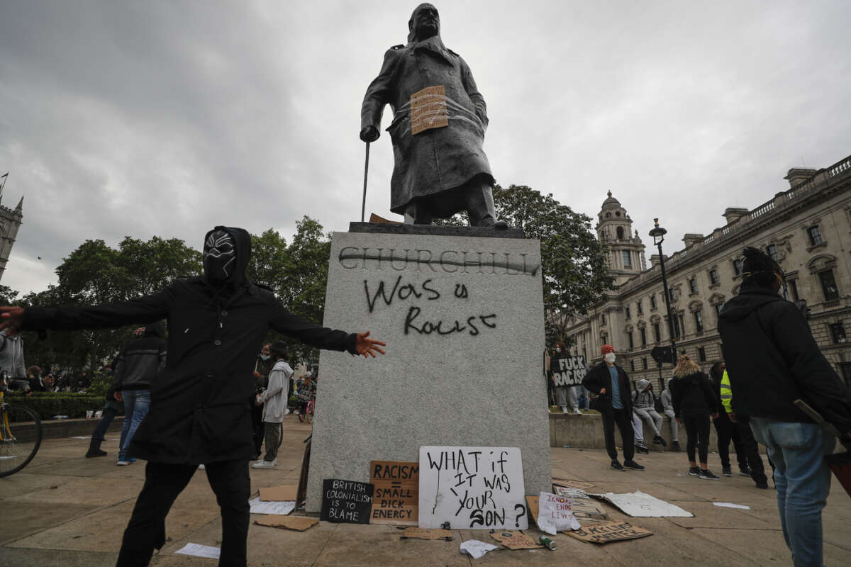 Churchill “razzista”, perché in Inghilterra hanno imbrattato la sua statua  - Il Riformista