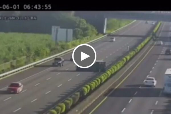 Tesla con autopilota si schianta su tir ribaltato, fallisce l’autopilot