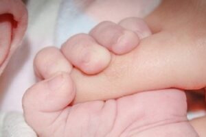 Bambina torna a sentire grazie alla ricostruzione 3D, a Napoli primo intervento in Italia