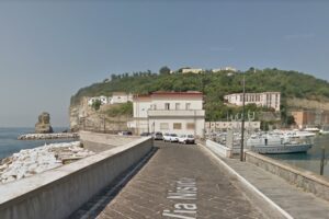 Napoli, lite sugli scogli finisce in tragedia: giovane ragazza in pericolo di vita