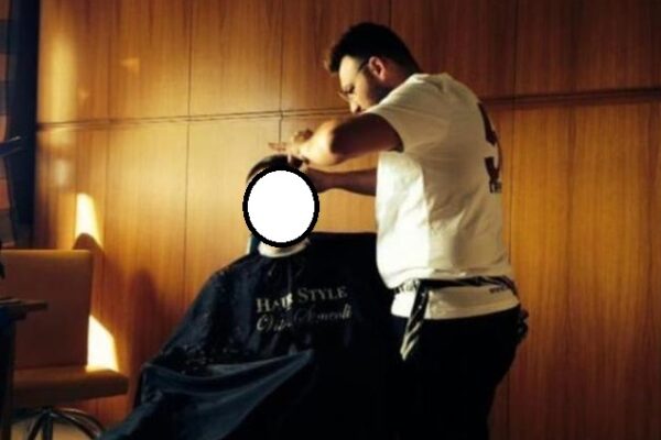 “Tagliatemi i capelli”, cerca di abbracciare e calmare cliente: accoltellato il barbiere Vito Simeoli