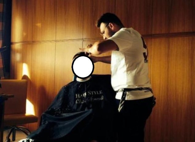 “Tagliatemi i capelli”, cerca di abbracciare e calmare cliente: accoltellato il barbiere Vito Simeoli