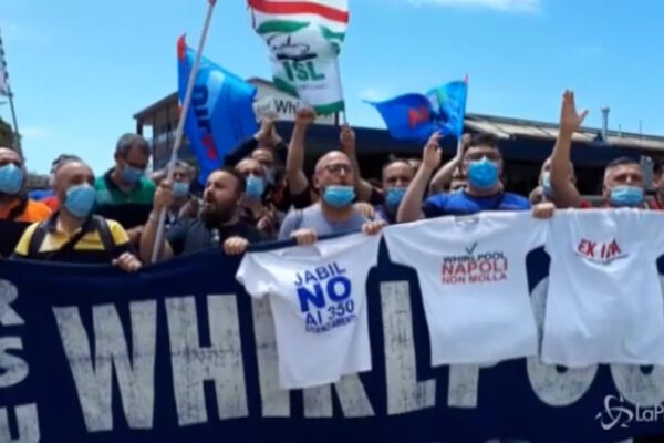 Napoli, protesta operai Whirlpool: “Non si possono lasciare 300 persone per strada”