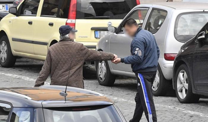 Il reddito di cittadinanza per parcheggiatori abusivi e contrabbandieri: 24 denunce a Napoli