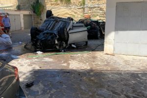 Napoli, auto precipita nel vuoto in via Petrarca: miracolato 30enne