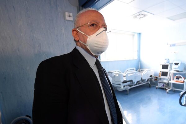 De Luca, le mascherine e le discoteche: “Vedo gente troppo rilassata, il coronavirus è dietro l’angolo” De Luca, le mascherine e le discoteche: “Vedo gente troppo rilassata, il coronavirus è dietro l’angolo”