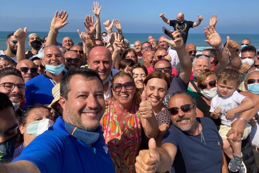 Più polizia che cittadini per il blitz a Mondragone di Salvini: “Io testimonial del litorale domizio”
