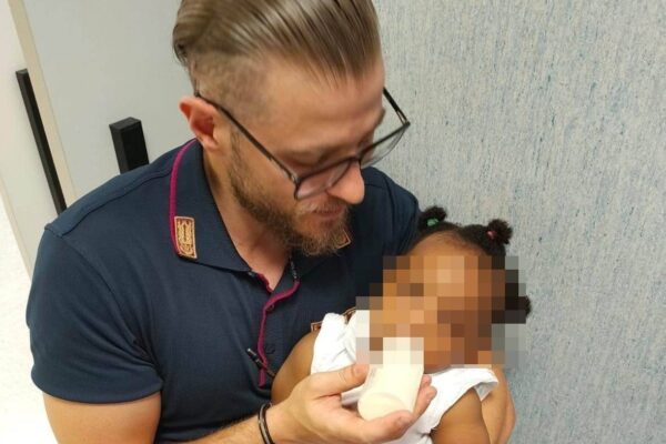 Il cuore dei poliziotti: accompagnano mamma in ospedale e giocano con la neonata Il cuore dei poliziotti: accompagnano mamma in ospedale e giocano con la neonata