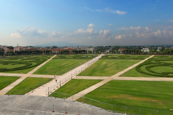 Piazza Carlo III salvata dall’incuria, ma solo grazie ai privati