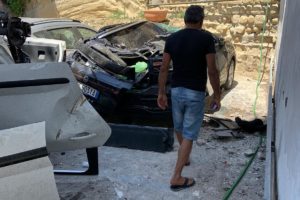 Napoli, auto precipita nel vuoto in via Petrarca: miracolato 30enne