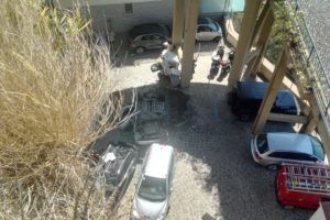 Napoli, auto precipita nel vuoto in via Petrarca: miracolato 30enne