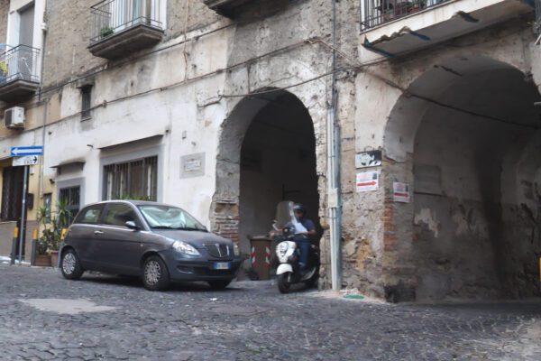 Misteri e segreti del Borgo Due Porte all’Arenella: tra riti alchemici, fate, templari e una perfida strega