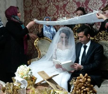 di Luciana Borsatti) (ANSA) – TEHERAN, 25 MAG – Se è vero che le leggi iraniane discriminano le donne su questioni fondamentali come la quota di eredità e il valore della testimonianza – in entrambi i casi la metà rispetto agli uomini – è anche vero che il diritto islamico sciita lo fa meno di quello sunnita. E che le norme della Repubblica islamica lasciano spazi di iniziativa perché siano applicate a maggior favore della donna, mentre il matrimonio può metterla in una posizione di privilegio rispetto al marito. A sottolinearlo è Raffaele Mauriello, storico ed esperto di sciismo contemporaneo, che ha realizzato la prima traduzione in italiano del Diritto civile iraniano, edito da Eurilink.
Un lavoro voluto dall’Istituto Culturale Iraniano in Italia e risponde anche alle necessità pratiche di quanti lavorino o vivano tra i due Paesi senza conoscere il farsi: categoria che, con un prossimo accordo sul nucleare, è destinata a crescere.
“Certo, la parte del Codice sullo statuto della persona è quella più problematica rispetto al diritto italiano – osserva Mauriello parlando con l’ANSA, nel suo ufficio di Postdoctoral Research Fellow della facoltà di Studi internazionali della Università di Teheran – ma la maggior parte dei suoi 1335 articoli riguarda i beni e il commercio: un campo nel quale non ci sono particolari problemi, quanto piuttosto alcune specificità che bisogna conoscere”. Per esempio le norme che derivano dai principi della finanza islamica (in materia di mutui e interessi), i limiti alla proprietà degli stranieri, e appunto, il diritto ereditario. “Ad oggi – spiega il giovane accademico, vincitore nel 2013 in Iran del Premio internazionale per il Libro dell’anno negli studi islamici – una donna eredita la metà dell’uomo, ma questo avviene solo a parità di grado di parentela”, e non la penalizza, come nel mondo sunnita, a favore di altri parenti maschi. Inoltre, è possibile fare testamento privato per un terzo dell’eredità. Un altro nodo molto critico è ra