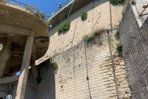 Napoli, auto precipita nel vuoto in via Petrarca: miracolato 30enne