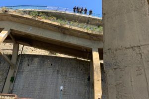 Napoli, auto precipita nel vuoto in via Petrarca: miracolato 30enne