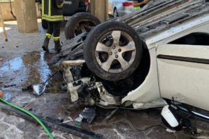 Napoli, auto precipita nel vuoto in via Petrarca: miracolato 30enne