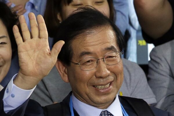 Lascia testamento e sparisce: trovato morto il sindaco di Seoul