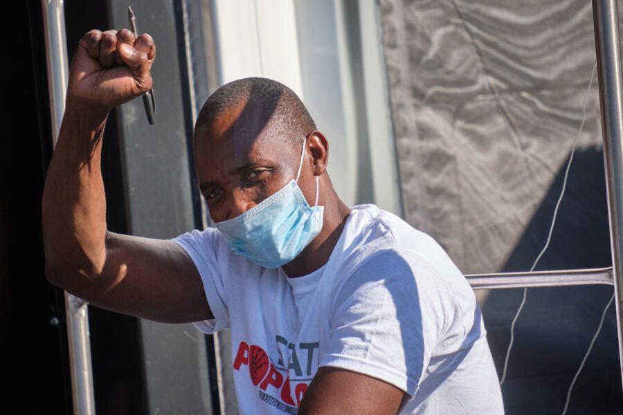 “Ci vediamo in tribunale”. Aboubakar Soumahoro querela Salvini per il video degli Stati Generali ‘silenziato’ con i bonghi