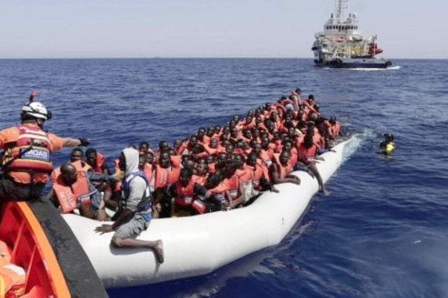 Lampedusa, l’hot spot scoppia. Lamorgese: “Rimanderemo a casa chi sbarca”