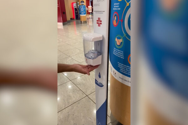 [VIDEO] Aeroporto di Capodichino, alla ricerca del disinfettante sparito
