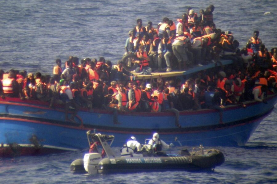 Roccella Jonica, sbarcano 28 migranti positivi. Santelli attacca, il sindaco: “Doveroso accoglierli”