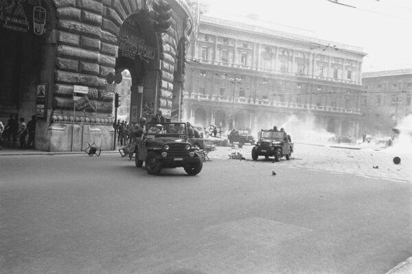 Storia dell’estate 1960, quando tra sassate e manganelli nacque il centrosinistra