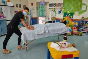 Massaggi anti stress per medici e infermieri: il contributo per l’operato del Pascale