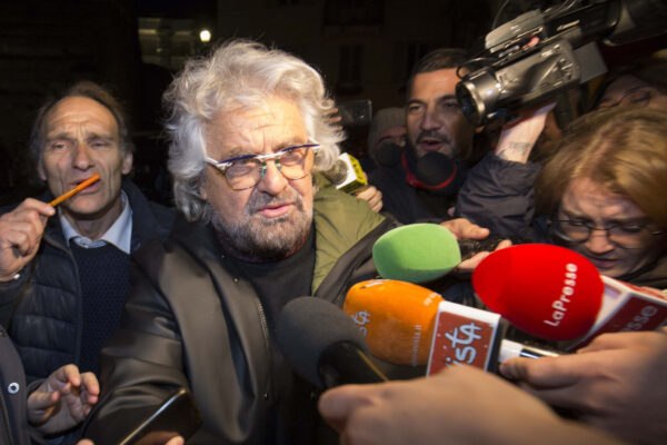 Beppe Grillo, l’auto dell’incidente ancora tra le montagne. Il sindaco: “Rimuova i rottami del 1981”