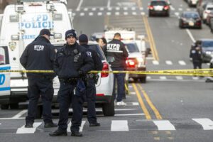 IMMAGINE DI REPERTORIO New York City police officers work the scene of a police involved shooting outside the 41st precinct Sunday, Feb. 9, 2020, in New York. (AP Photo/John Minchillo)