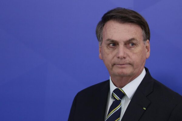 Brasile, il presidente negazionista Jair Bolsonaro positivo al coronavirus