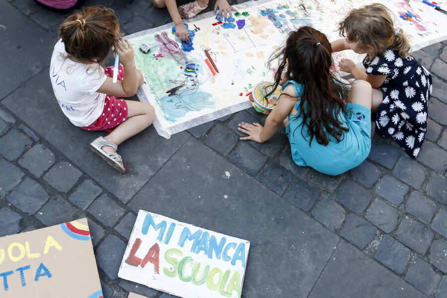 Foto Cecilia Fabiano/ LaPresse 
25 Giugno 2020 Roma   (Italia)
Cronaca 
Manifestazione nazionale per la riapertura delle scuole in presenza a tempo pieno per tutti gli studenti
Nella Foto: genitori, insegnanti e studenti in piazza San Silvestro 
Photo Cecilia Fabiano/LaPresse
June 25 , 2020  Rome  (Italy) 
News
Demonstration for reopening of the school 
In the pic : the protesters in piazza San Silvestro