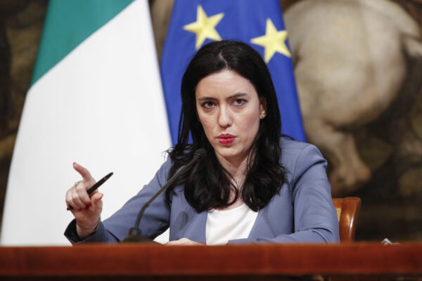 Scontro PD-M5S sulla scuola, i Dem ‘scaricano’ Azzolina : “Contributo inefficiente”