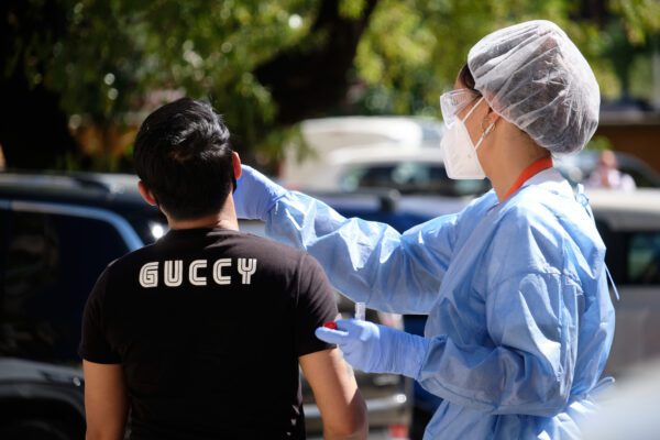 FOTO DI REPERTORIO oto Mauro Scrobogna /LaPresse
06-07-2020 Roma , Italia
Cronaca
Coronavirus, emergenza sanitaria
Nella foto: test con tamponi al drive in della Asl Roma 2 dove dovranno recarsi gli appartenenti alla comunità del Bangladesh invitati dalla Regione Lazio a sottoporsi alle analisi dopo i casi riscontrati negli scorsi giorni

Photo Mauro Scrobogna /LaPresse
July 06, 2020  Rome, Italy
News
Coronavirus outbreak: health emergency 
In the picture: tests with swabs at the drive in of the ASL Roma 2 where members of the Bangladesh community invited by the Lazio Region will have to go to undergo the analysis after the cases found in the last few days