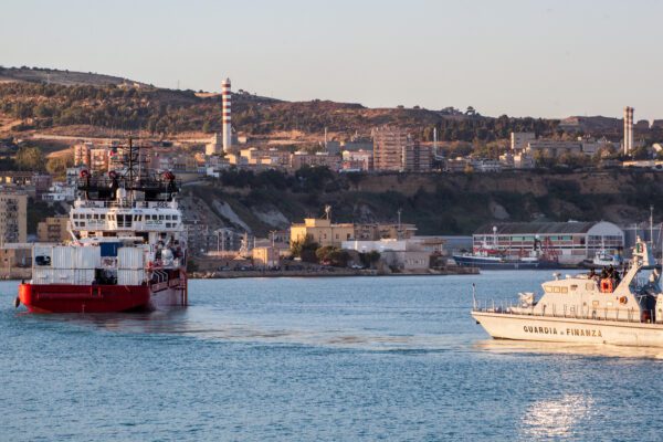 Foto Fabio Peonia/LaPresse 06 luglio 2020 Porto Empedocle, Agrigento – Italia cronaca La nave Ocean Viking a Porto Empedocle: si attendono i risultati dei tamponi prima di iniziare il trasferimento dei migranti negativi al covid 19 sulla nave quarantena Moby ZazaPhoto Fabio Peonia/LaPresse 06 July 2020 Porto Empedocle, Agrigento – Italy nwws The Ocean Viking ship in Porto Empedocle: swab results are expected before the transfer of negative migrants to covid on the quarantine ship Moby Zaza