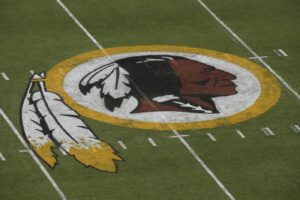 Gli sponsor minacciano, i Redskins cambiano nome e logo: “Mai più pellerossa”