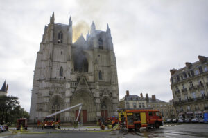 Incendio della cattedrale di Nantes, confessa il volontario fermato per il rogo
