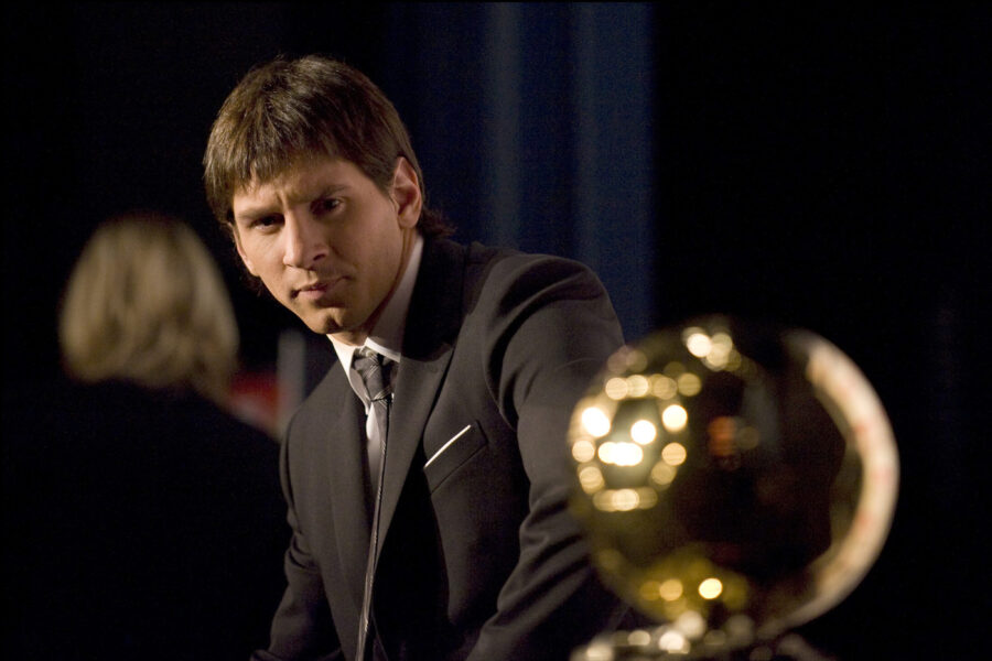 FOOTBALL – MISCS 2009/2010 – GOLDEN BALL 2009 CELEBRATION – 06/12/2009 – PHOTO DPPA / DPPI – LIONEL MESSI (BAR) RECEIVE THE 2009 ‘S GOLDEN BALL TROPHY