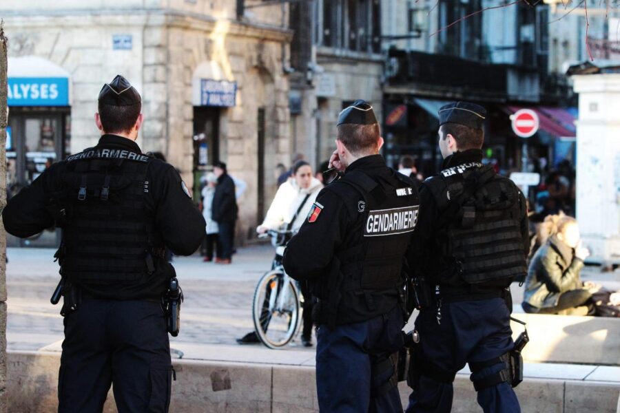 PHOTOPQR/SUD OUEST ; LE 11 JANVIER 2015 / A BORDEAUX / DES PATROUILLES DE GENDARMES CIRCULENT RUE SAINTE CATHERINE DANS LE CADRE DU PLAN VIGIPIRATE PHOTO : Bonnaud GuillaumeFrance will maintain its national security alert system Vigipirate at the highest level, after attacksBORDEAUX JAN 11 2015MaxPPP/LaPresseOnly Italy