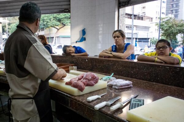FOTO DI REPERTORIO A man prepares meat for the sale in Caracas, Venezuela, 11 February 2016. Venezuelan Parliament has declared the "National food crisis" and called the UN agencies FAO and Uniced to assess the risk of scarcity in the Venezuelan population. EFE/MIGUEL GUTIERREZ