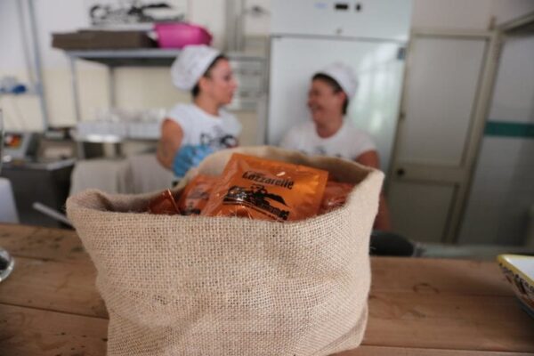 Le Lazzarelle dal carcere al Bistrot fronte strada: “Il caffè come riscatto ed emancipazione femminile”